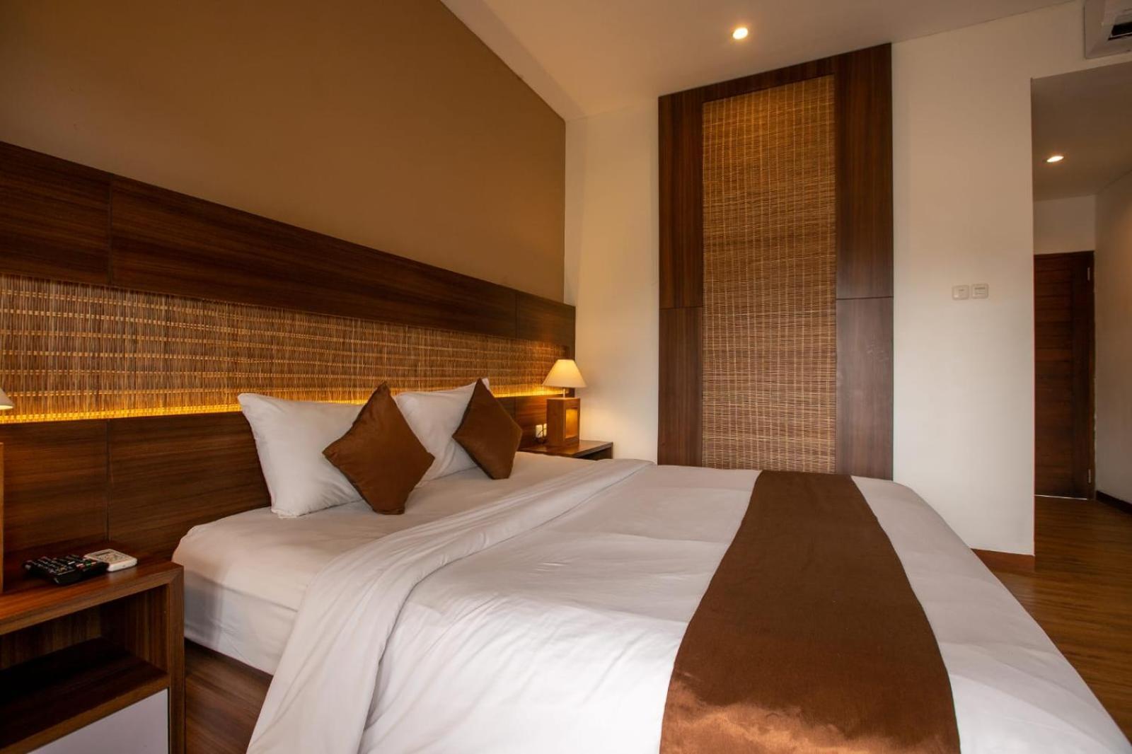Ratan Uluwatu Hotel And Villas Exterior foto