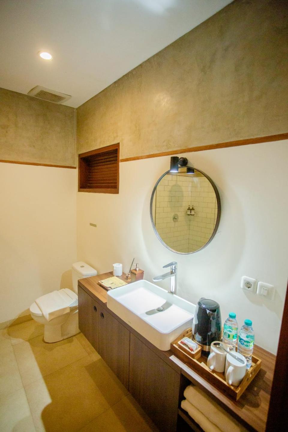 Ratan Uluwatu Hotel And Villas Exterior foto